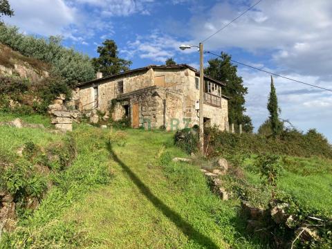 Casa de piedra con finca