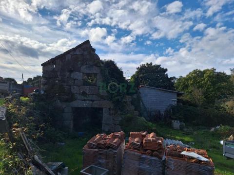 casa piedra para reformar y finca urbanizable en Leiro