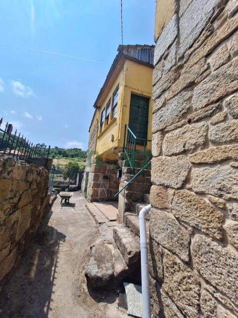 casa de piedra y jardin en Leiro