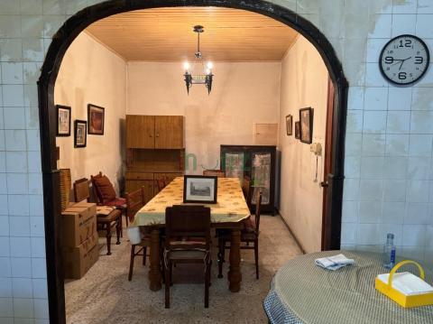 Se vende casa situada en el centro del pueblo de Outomuro