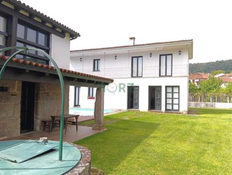 chalet con piscina en Leiro