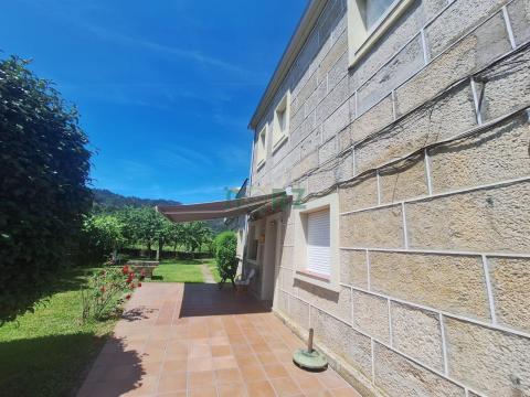 Casa piedra centro de Leiro , con jardin y garaje