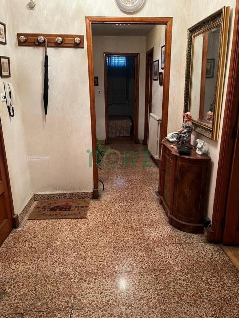 Piso para reformar con amplio balcón en zona del Puente