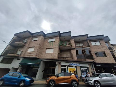 LOTE en centro de Leiro. piso con garaje+ bajo para abrir puertas y gran trastero o por separado